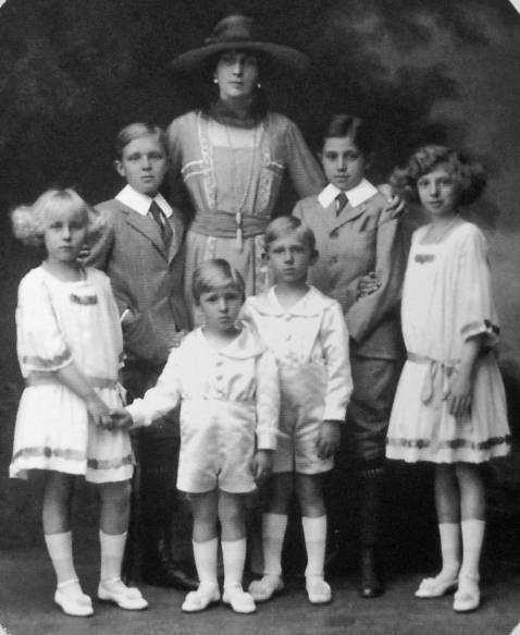 Queen_Victoria_Eugenia_and_her_six_children