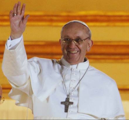 Pope-Francis-waving-crowd