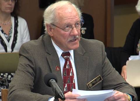 Hansen surrounded by apparently clueless vaginas.