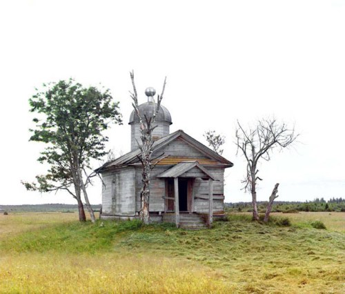 Abandoned chapel near the city of Belozersk, 1909.